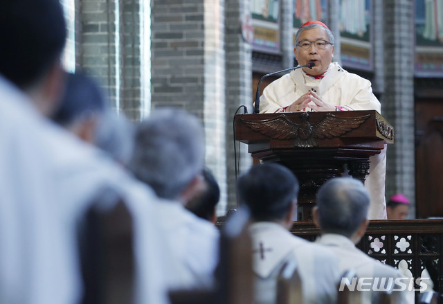 【서울=뉴시스】최동준 기자 = 김수환 추기경 선종 10주기인 16일 서울 중구 명동성당에서 염수정 추기경이 추모 미사를 봉헌하고 있다. 2019.02.16. photocdj@newsis.com