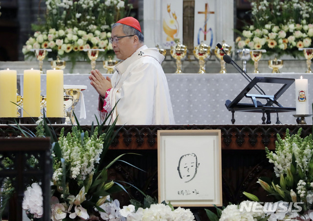 【서울=뉴시스】최동준 기자 = 김수환 추기경 선종 10주기인 16일 서울 중구 명동성당에서 염수정 추기경이 추모 미사를 봉헌하고 있다. 2019.02.16. photocdj@newsis.com