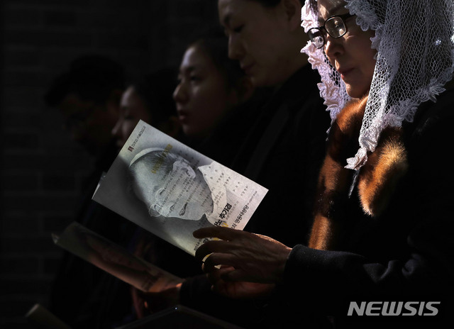 【서울=뉴시스】최동준 기자 = 김수환 추기경 선종 10주기 추모 미사가 열린 16일 서울 중구 명동성당에서 신자들이 기도를 하고 있다. 2019.02.16. photocdj@newsis.com