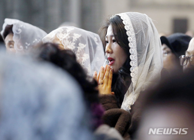 【서울=뉴시스】최동준 기자 = 김수환 추기경 선종 10주기 추모 미사가 열린 16일 서울 중구 명동성당에서 신자들이 기도를 하고 있다. 2019.02.16. photocdj@newsis.com