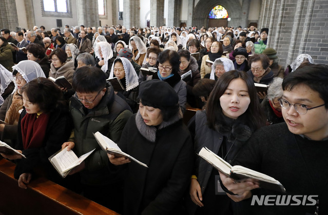 【서울=뉴시스】최동준 기자 = 김수환 추기경 선종 10주기 추모 미사가 열린 16일 서울 중구 명동성당에서 신자들이 기도를 하고 있다. 2019.02.16. photocdj@newsis.com
