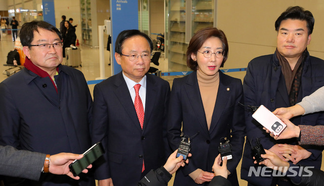 【인천공항=뉴시스】배훈식 기자 = 나경원 자유한국당 원내대표가 16일 오후 방미 일정을 마치고 인천국제공항을 통해 귀국, 취재진의 질문에 답하고 있다. 왼쪽부터 백승주, 이주영 의원, 나 원내대표, 원유철 의원. 2019.02.16.&nbsp; dahora83@newsis.com
