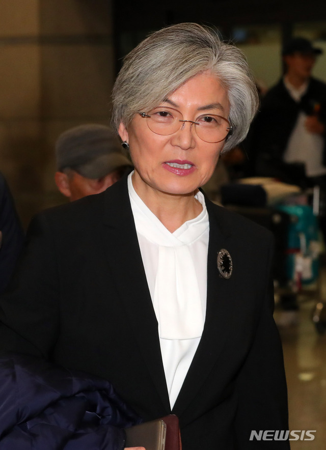 【인천공항=뉴시스】배훈식 기자 = 독일 뮌헨안보회의를 마친 강경화 외교부 장관이 16일 오후 인천국제공항을 통해 귀국하고 있다. 2019.02.16. dahora83@newsis.com