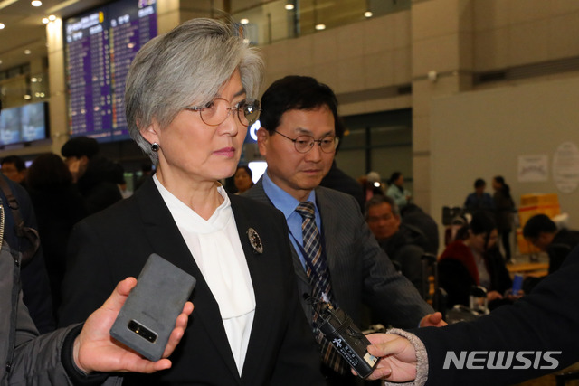 【인천공항=뉴시스】배훈식 기자 = 독일 뮌헨안보회의를 마친 강경화 외교부 장관이 16일 오후 인천국제공항을 통해 귀국하고 있다. 2019.02.16. dahora83@newsis.com