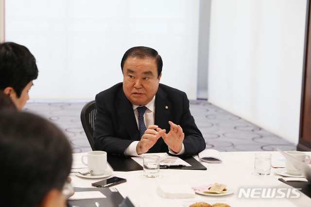 【로스앤젤레스(LA)=뉴시스】5박8일의 방미 일정을 마친 문희상 국회의장이 로스앤젤레스(LA)의 한 호텔에서 뉴시스와 인터뷰를 진행하고 있다. 2019.02.15