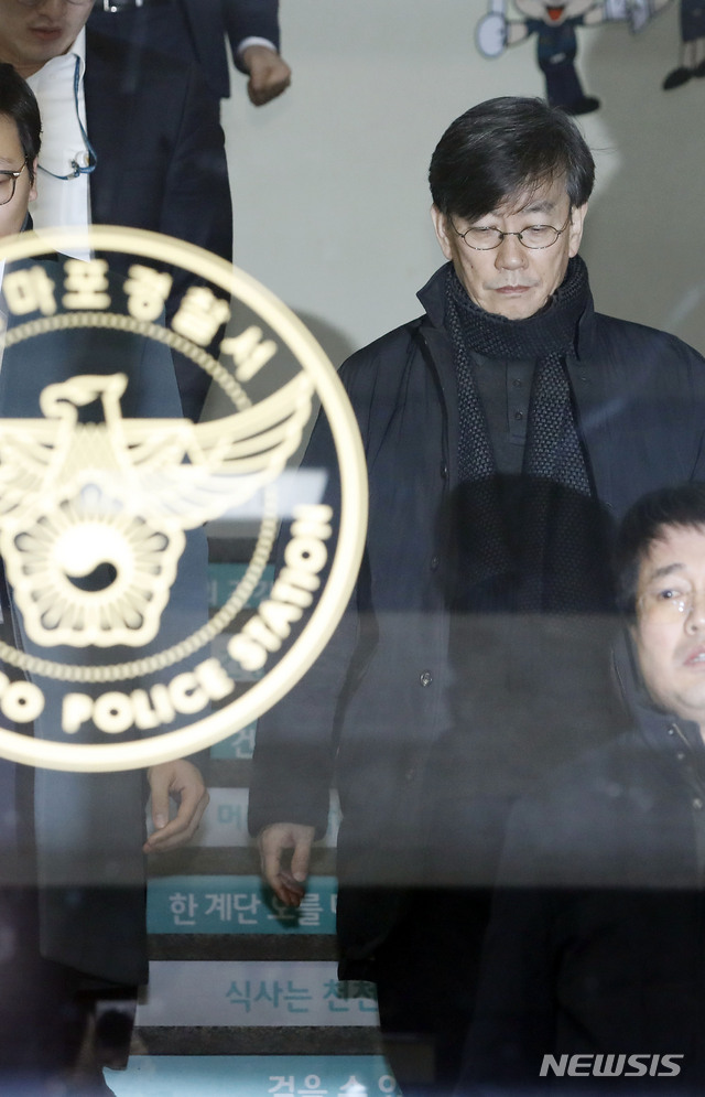 【서울=뉴시스】최동준 기자 = 폭행과 협박 의혹을 받고 있는 손석희 JTBC 대표이사가 17일 새벽 서울 마포경찰서에서 조사를 받은 뒤 귀가하고 있다. 2019.02.17.&nbsp; photocdj@newsis.com