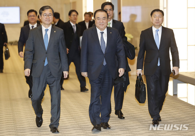 【인천공항=뉴시스】최동준 기자 = 문희상 국회의장이 미국 방문 일정을 마치고 17일 인천국제공항을 통해 귀국하고 있다. 2019.02.17. photocdj@newsis.com