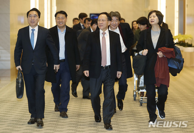 【인천공항=뉴시스】최동준 기자 = 미국 방문 여야 대표단이 17일 인천국제공항을 통해 귀국하고 있다. 왼쪽부터 박수현 국회의장 비서실장, 바른미래당 김관영 원내대표, 더불어민주당 이수혁 의원, 자유한국당 강석호 외교통일위원회 위원장, 정의당 이정미 대표. 2019.02.17. photocdj@newsis.com