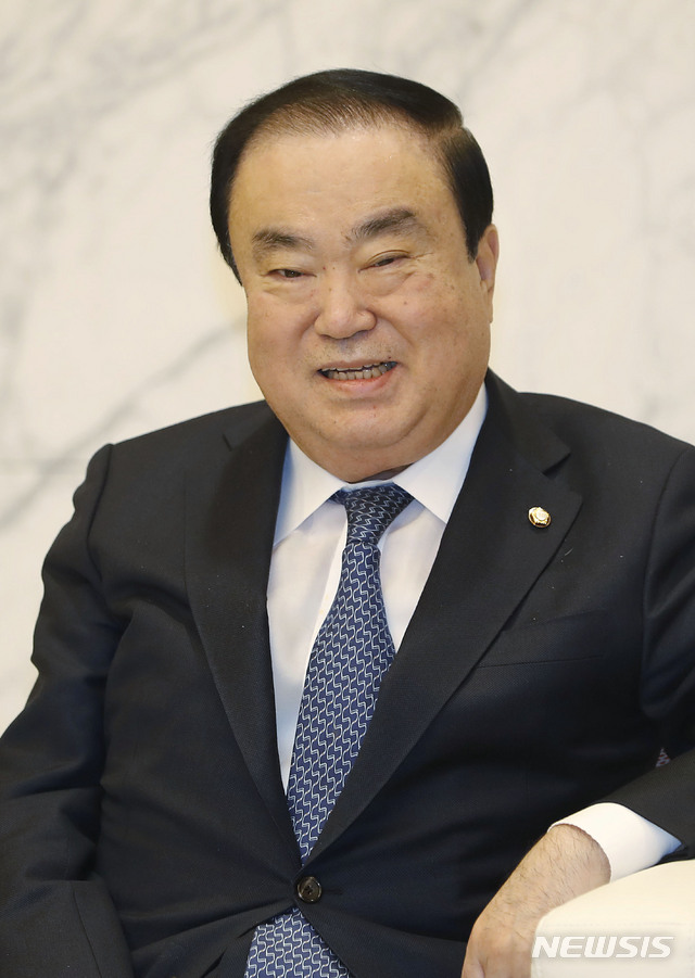 【인천공항=뉴시스】최동준 기자 = 문희상 국회의장이 미국 방문 일정을 마치고 17일 인천국제공항을 통해 귀국한 뒤 귀빈실에서 방미 대표단을 기다리고 있다. 2019.02.17. photocdj@newsis.com