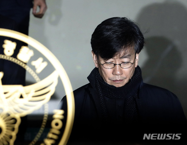 【서울=뉴시스】최동준 기자 = 폭행과 협박 의혹을 받고 있는 손석희 JTBC 대표이사가 17일 새벽 서울 마포경찰서에서 조사를 받은 뒤 귀가하고 있다. 2019.02.17.&nbsp; photocdj@newsis.com 