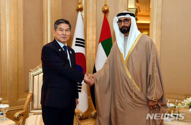【서울=뉴시스】 정경두 국방부 장관이 16일(현지시간) 아랍에미리트(UAE) 아부다비에서 알 보와르디 UAE 국방특임장관과 회담, 양국 간 국방·방산협력 강화 방안에 대해 논의한 후 기념촬영을 하고 있다. 2019.02.17. (사진=국방부 제공)&nbsp; photo@newsis.com