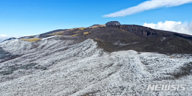 【제주=뉴시스】우장호 기자 = 한낮에도 영하권의 추운 날씨를 보인 17일 제주 한라산 1100고지에 상고대가 활짝펴 장관을 이루고 있다. 상고대는 영하의 온도에서 대기 중에 있는 안개·서리 등의 미세한 물방울이 나무 등의 차가워진 물체와 만나 생기는 것으로 '나무서리'라고도 부른다. 2019.02.17. woo1223@newsis.com