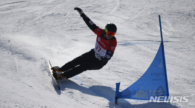 【평창=뉴시스】김경목 기자 = 2018 평창동계올림픽 은메달리스트 배추보이 이상호 선수가 17일 오후 강원 평창군 휘닉스 평창 스노우파크 평창올림픽 공식 코스 이상호 슬로프에서 열린 '2019 국제스키연맹(FIS) 스노보드 월드컵 평창' 둘째 날 대회 마지막 남자 평행대회전(Parallea Giant Slalom, PGS) 3.4위전에서 슬로프를 질주하고 있다.이상호 선수는 3위를 했다.국제스키연맹(FIS)과 대한스키협회(KSA)가 주최하고 2019 FIS 스노보드 월드컵 평창 조직위원회가 주관해 16~17일 치러졌다. 2016.02.17.photo31@newsis.com