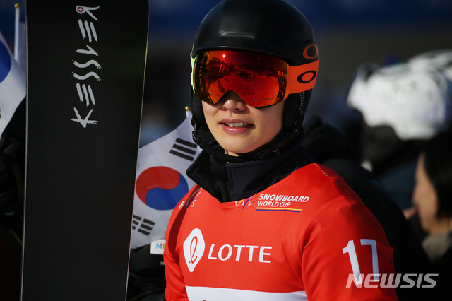 【평창=뉴시스】김경목 기자 = 2018 평창동계올림픽 은메달리스트 배추보이 이상호 선수가 17일 오후 강원 평창군 휘닉스 평창 스노우파크 평창올림픽 공식 코스 이상호 슬로프에서 열린 '2019 국제스키연맹(FIS) 스노보드 월드컵 평창' 둘째 날 대회 마지막 남자 평행대회전(Parallea Giant Slalom, PGS) 시상식에서 포즈를 취하고 있다.이상호 선수는 3위를 했다.국제스키연맹(FIS)과 대한스키협회(KSA)가 주최하고 2019 FIS 스노보드 월드컵 평창 조직위원회가 주관해 16~17일 치러졌다. 2016.02.17.photo31@newsis.com