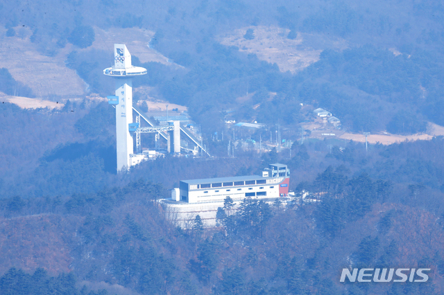 【평창=뉴시스】김경목 기자 = 17일 오후 강원 평창군 용평리조트 발왕산에서 멀리 알펜시아 스키점프센터와 알펜시아 슬라이딩센터 스타트 지점의 건축물이 보이고 있다. 2019.02.17. photo31@newsis.com