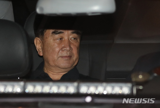 【하노이(베트남)=뉴시스】 전진환 기자 = 북미정상회담을 앞두고 김정은 북한 국무위원장의 집사로 알려진 김창선 국무위원회 부장이 17일 오후(현지시각) 베트남 하노이의 멜리아 호텔을 살펴본 차량에 탑승하고 있다. 2019.02.17.&nbsp; amin2@newsis.com