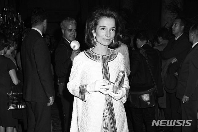 1966년 사교계 모임 도착하는 리 라지윌 