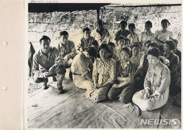 【서울=뉴시스】배민욱 기자 = 한국인 일본군 '위안부'의 모습을 담은 3장의 사진 실물이 국내 전시회에서 최초로 공개된다. 1944년 8월14 촬영된 버마 미치나 위안부 사진. 2019.02.18. (사진=서울시·서울대 정진성 연구팀 제공). mkbae@newsis.com