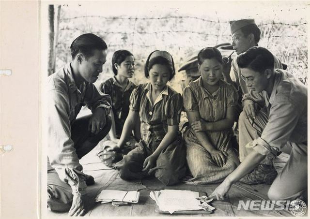 【서울=뉴시스】배민욱 기자 = 한국인 일본군 '위안부'의 모습을 담은 3장의 사진 실물이 국내 전시회에서 최초로 공개된다. 1944년 8월14 촬영된 버마 미치나 위안부 사진. 2019.02.18. (사진=서울시·서울대 정진성 연구팀 제공). mkbae@newsis.com