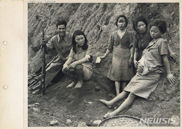 【서울=뉴시스】배민욱 기자 = 한국인 일본군 '위안부'의 모습을 담은 3장의 사진 실물이 국내 전시회에서 최초로 공개된다. 18일 서울시에 따르면 일본군 위안부 피해 사실을 증언했던 고(故) 박영심씨가 포로로 잡혀있을 당시 만삭이었던 모습이 담긴 사진 1점과 버마 미치나의 한국인 위안부 여러 명이 모여 있는 모습을 찍은 사진 2점이다. 1944년 9월3일 촬영된 위안부 박영심씨 포획 사진. 2019.02.18. (사진=서울시·서울대 정진성 연구팀 제공). mkbae@newsis.com