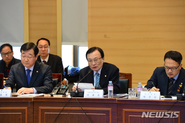 【창원=뉴시스】김기진 기자 =18일 더불어민주당 이해찬(가운데) 대표가 경남 창원시 의창구 경남도청 대회의실에서 열린 경남 예산정책협의회에서 발언을 하고 있다. 사진 왼쪽은 민홍철 경남도당위원장, 오른쪽은 박주민 의원. 2019.02.18. sky@newsis.com 