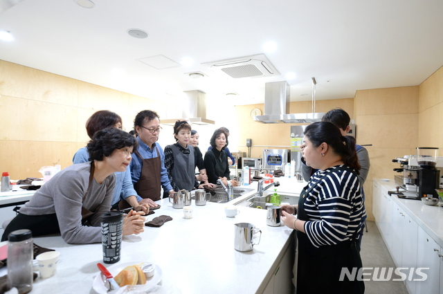 【서울=뉴시스】 지난해 동작50플러스센터에서 진행된 '바리스타 양성교육' 프로그램 수강모습. 2019.02.18. (사진= 동작구 제공)