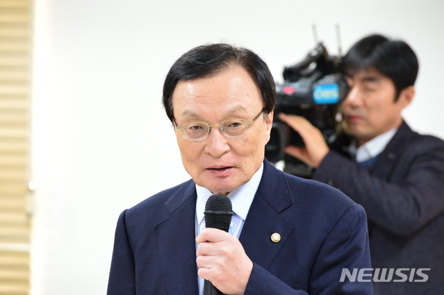 【창원=뉴시스】김기진 기자 =18일 더불어민주당 이해찬 대표가 경남 창원시 의창구 경남경제인총연합회를 방문해 '경남경제인총연합회'와 '김경수 경남도지사 불구속 재판을 위한 경남도민운동본부' 관계자들을 만나 발언을 하고 있다. 2019.02.18.sky@newsis.com