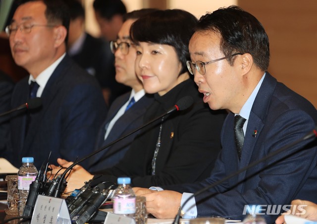 【창원=뉴시스】 홍정명 기자 = 박성호(오른쪽 첫 번째) 경남도지사 권한대행이 18일 경남도청 4층 대회의실에서 더불어민주당 이해찬 대표 등 지도부와 가진 올해 첫 예산정책협의회에서 환영사를 하고 있다.2019.02.18.(사진=경남도 제공) photo@newsis.com