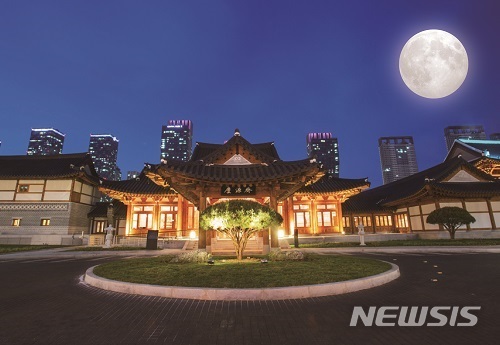【서울=뉴시스】경원재 앰배서더 인천과 대보름달