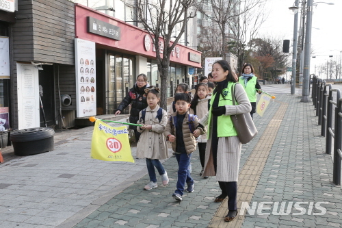 【서울=뉴시스】서울 성동구 워킹스쿨버스 사업 모습. 2019.02.18. (사진=성동구 제공)