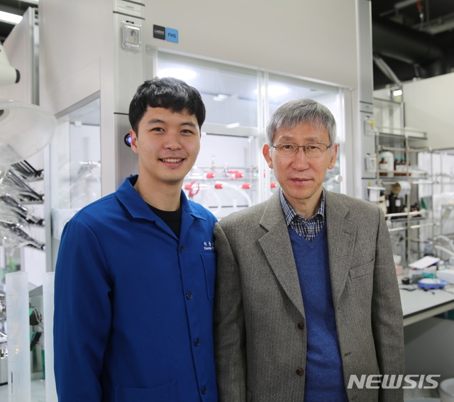 【대전=뉴시스】김양수 기자 = 장석복 IBS 분자활성 촉매반응 연구단장(오른쪽)과 박윤수 연구원.2019.02.19(사진=IBS 제공) photo@newsis.com
