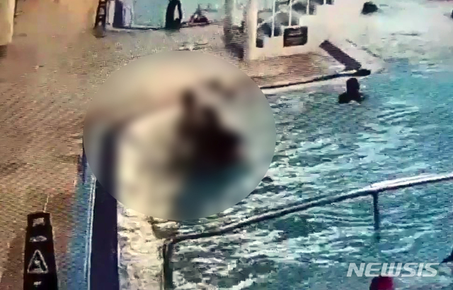 【부산=뉴시스】 부산 해운대경찰서는 18일 해운대구의 한 특급호텔 수영장 내 유아용 풀장에서 초등학생 A(13)군이 물에 빠져 의식을 잃은 채 발견돼 수영장 안전요원과 관계자를 상대로 과실 여부 등을 수사 중이라고 밝혔다.사진은 사고당시 수영장 모습. 2019.02.18. (사진=부산경찰청 제공) photo@newsis.com (사진=뉴시스DB)