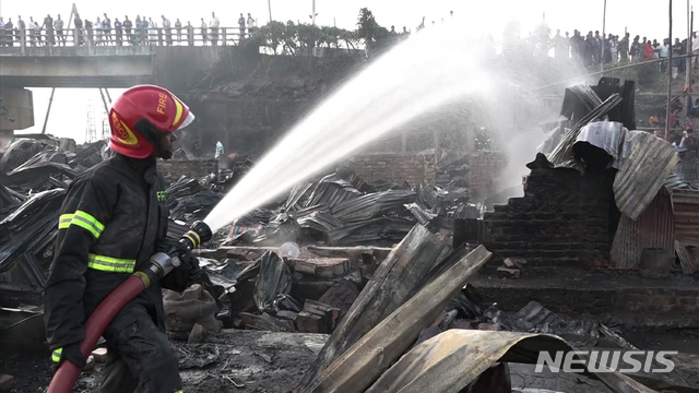 【다카 ( 방글라데시) = AP/뉴시스】방글라데시의 수도 다카에서 20일 밤 10시께(현지시간) 빌딩화재로 40여명이 숨졌다고 현지 언론이 보도했다. 사진은 사흘 전 남부 치타공의 빈민구역에서 가옥 200여채가 불탄 화재현장.&nbsp; 