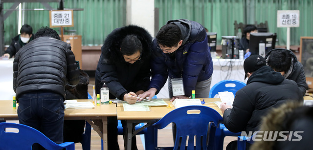 【서울=뉴시스】지난 2월 서울 용산구 용산공업고등학교에서 초·중·고 검정고시 응시생들이 원서 교부 및 접수를 하고 있다. 올해 서울 지역 첫 검정고시에서는 4455명이 합격의 영예를 안았다.(사진=뉴시스 DB)