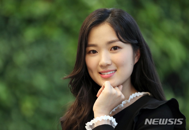 【서울=뉴시스】전진환 기자 = 탤런트 김혜윤이 15일 서울 중구 뉴시스통신사에서 인터뷰 중 포즈를 취하고 있다.&nbsp; 김혜윤은 최근 종영한&nbsp; JTBC 금토드라마 'SKY캐슬'에서 명문 고등학교 수석 입학생이면서, 서울의대를 목표로 할 정도로 전교 1등을 놓치지 않는 우등생 강예서를 연기 했다. 2019.02.18. amin2@newsis.com
