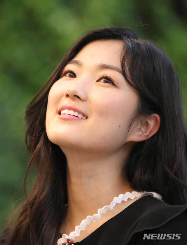 【서울=뉴시스】전진환 기자 = 탤런트 김혜윤이 15일 서울 중구 뉴시스통신사에서 인터뷰 중 포즈를 취하고 있다.&nbsp; 김혜윤은 최근 종영한&nbsp; JTBC 금토드라마 'SKY캐슬'에서 명문 고등학교 수석 입학생이면서, 서울의대를 목표로 할 정도로 전교 1등을 놓치지 않는 우등생 강예서를 연기 했다. 2019.02.18. amin2@newsis.com