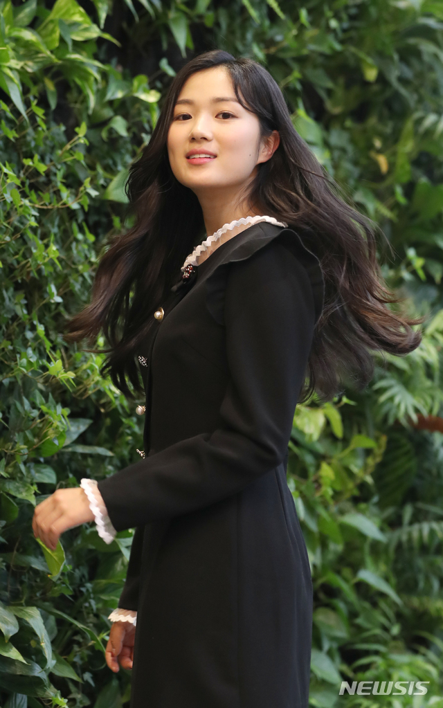 【서울=뉴시스】전진환 기자 = 탤런트 김혜윤이 15일 서울 중구 뉴시스통신사에서 인터뷰 중 포즈를 취하고 있다.&nbsp; 김혜윤은 최근 종영한&nbsp; JTBC 금토드라마 'SKY캐슬'에서 명문 고등학교 수석 입학생이면서, 서울의대를 목표로 할 정도로 전교 1등을 놓치지 않는 우등생 강예서를 연기 했다. 2019.02.18. amin2@newsis.com