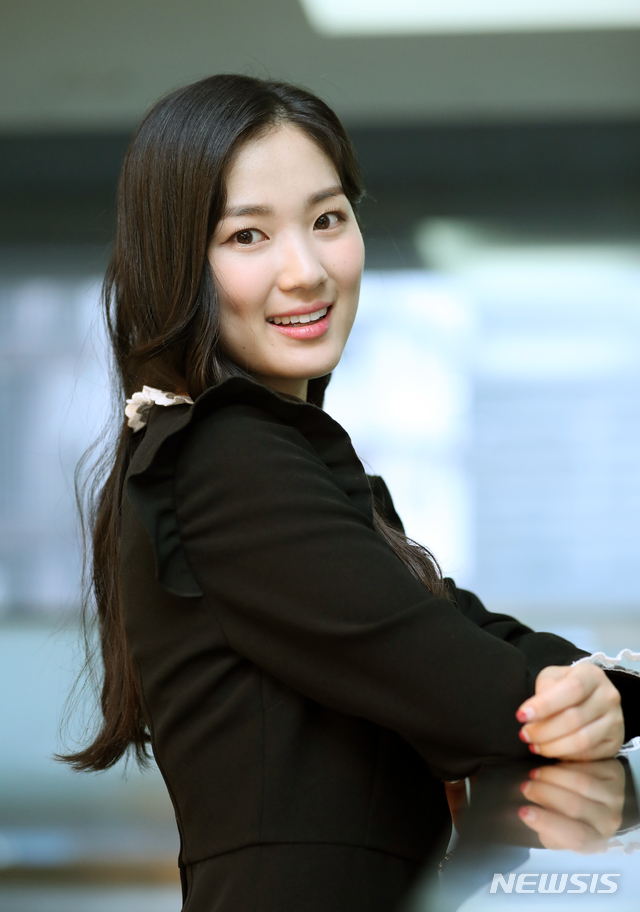 【서울=뉴시스】전진환 기자 = 탤런트 김혜윤이 15일 서울 중구 뉴시스통신사에서 인터뷰 중 포즈를 취하고 있다. 김혜윤은 최근 종영한 JTBC 금토드라마 'SKY캐슬'에서 명문 고등학교 수석 입학생이면서, 서울의대를 목표로 할 정도로 전교 1등을 놓치지 않는 우등생 강예서를 연기 했다. 2019.02.18. amin2@newsis.com