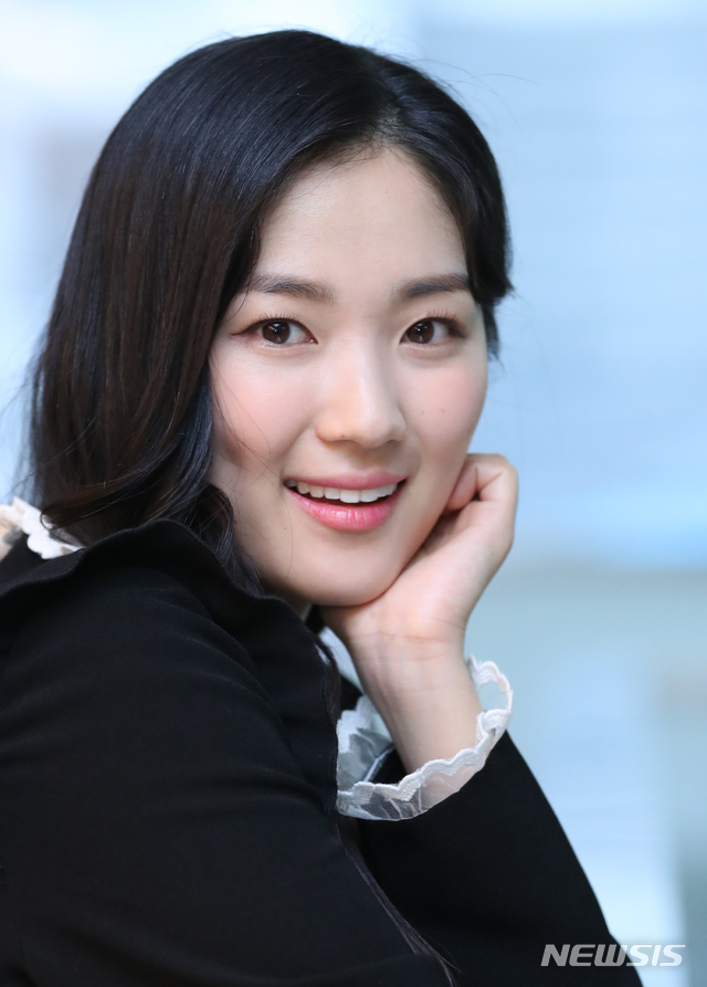 【서울=뉴시스】전진환 기자 = 탤런트 김혜윤이 15일 서울 중구 뉴시스통신사에서 인터뷰 중 포즈를 취하고 있다.&nbsp; 김혜윤은 최근 종영한&nbsp; JTBC 금토드라마 'SKY캐슬'에서 명문 고등학교 수석 입학생이면서, 서울의대를 목표로 할 정도로 전교 1등을 놓치지 않는 우등생 강예서를 연기 했다. 2019.02.18. amin2@newsis.com