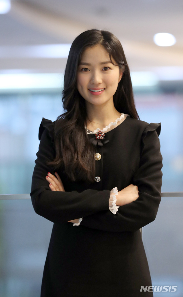 【서울=뉴시스】전진환 기자 = 탤런트 김혜윤이 15일 서울 중구 뉴시스통신사에서 인터뷰 중 포즈를 취하고 있다. 김혜윤은 최근 종영한 JTBC 금토드라마 'SKY캐슬'에서 명문 고등학교 수석 입학생이면서, 서울의대를 목표로 할 정도로 전교 1등을 놓치지 않는 우등생 강예서를 연기 했다. 2019.02.18. amin2@newsis.com