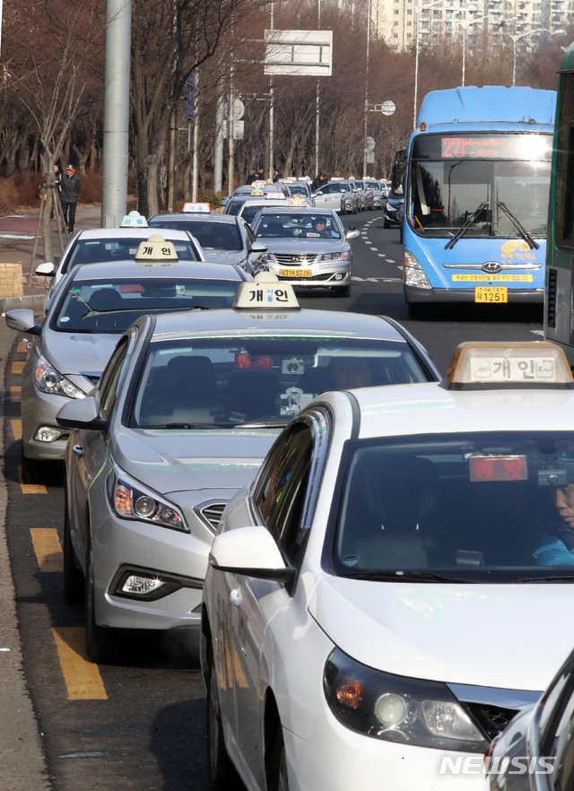 【서울=뉴시스】 고범준 기자 = 택시 기본요금이 3000원에서 3800원으로 오르며 미터기 교체 작업이 실시된 18일 오전 서울 마포구 난지천공원 주차장에 택시들이 미터기 교체를 위해 들어서고 있다. 2019.02.18. bjko@newsi.com