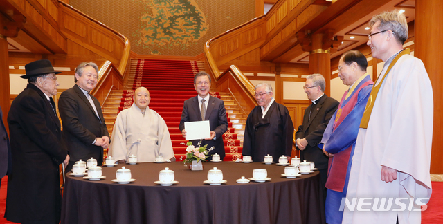 【서울=뉴시스】박진희 기자 = 문재인 대통령이 18일 청와대 본관에서 열린 종교지도자 초청 오찬 간담회에 앞서 차담하고 있다. 왼쪽부터 박우균 한국민족종교협의회장, 이홍정 한국기독교교회협의회 총무, 원행 조계종 총무원장, 문 대통령, 김영근 성균관장, 김희중 한국천주교주교회의 의장, 이정희 천도교 교령, 오도철 원불교 교정원장. 2019.02.18. pak7130@newsis.com
