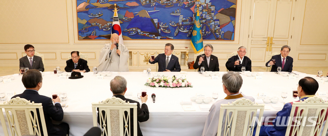 【서울=뉴시스】박진희 기자 = 문재인 대통령이 18일 청와대 본관에서 열린 종교지도자 초청 오찬 간담회에서 원행 조계종 총무원장의 건배사에 건배하고 있다. 2019.02.18. pak7130@newsis.com