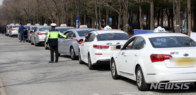 【서울=뉴시스】 고범준 기자 = 택시 기본요금이 3,000원에서 3,800원으로 오르며 미터기 교체 작업이 실시된 18일 오후 서울 마포구 난지천공원 주차장으로 택시들이 미터기 교체를 위해 들어서고 있다. 2019.02.18. bjko@newsi.com