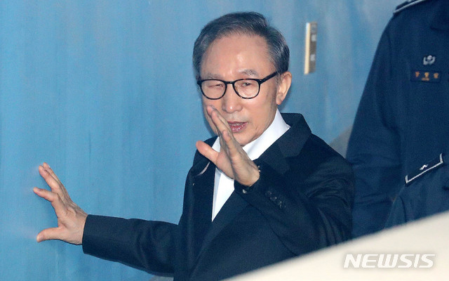 【서울=뉴시스】추상철 기자 = 이명박 전 대통령이 지난 18일 오후 서울 서초구 서울중앙지법에서 열린 항소심 9차 공판에 출석하기 위해 호송차에서 내려 법정으로 향하고 있다. 2019.02.18. scchoo@newsis.com