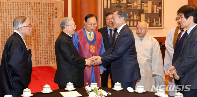 【서울=뉴시스】박진희 기자 = 문재인 대통령이 18일 청와대 본관에서 열린 종교지도자 초청 오찬에 앞서 인사를 나누고 있다. 왼쪽부터 김영근 유교 성균관장, 김희중 한국천주교주교회의 의장, 박우균 한국민족종교협의회장, 도정환 문화체육관광부 장관, 원행 조계종 총무원장, 문재인 대통령, 오도철 원불교 교정원장, 이용선 사회수석. 2019.02.18. pak7130@newsis.com