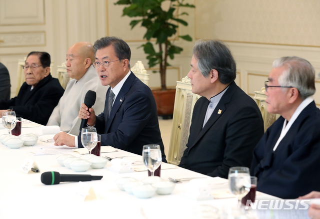 【서울=뉴시스】박진희 기자 = 문재인 대통령이 18일 청와대 본관에서 천주교·개신교·불교·유교·원불교·민족종교 등 7대 종단 지도자들을 초청, 오찬에 앞서 인사말을 하고 있다. 왼쪽부터 박우균 한국민족종교협의회장, 원행 조계종 총무원장, 문재인 대통령, 이홍정 한국기독교교회협의회 총무, 김영근 유교 성균관장. 2019.02.18. pak7130@newsis.com