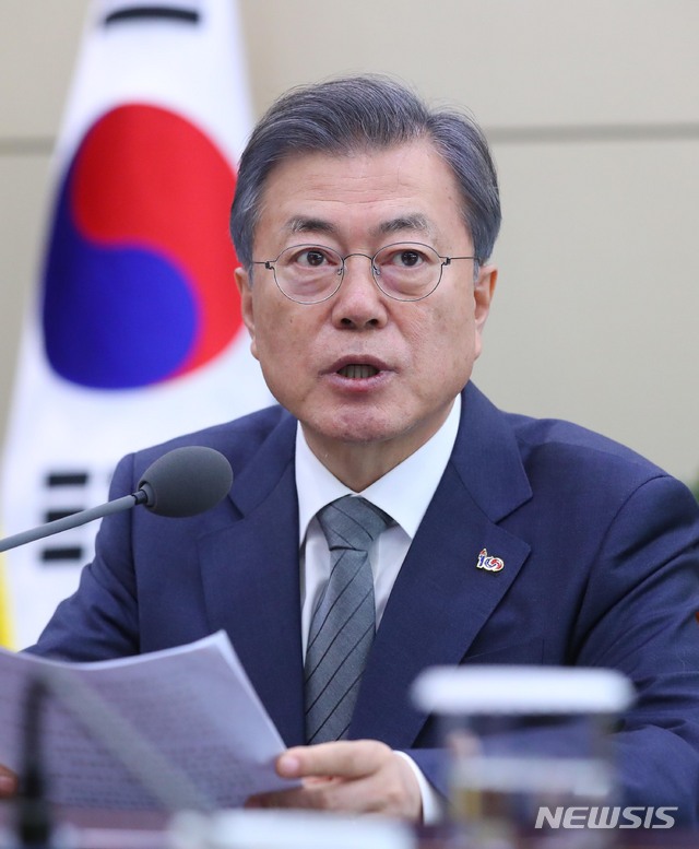 【서울=뉴시스】전신 기자 = 문재인 대통령이 18일 청와대 여민관에서 열린 수석보좌관회의를 주재하고 있다. 2019.02.18. photo1006@newsis.com