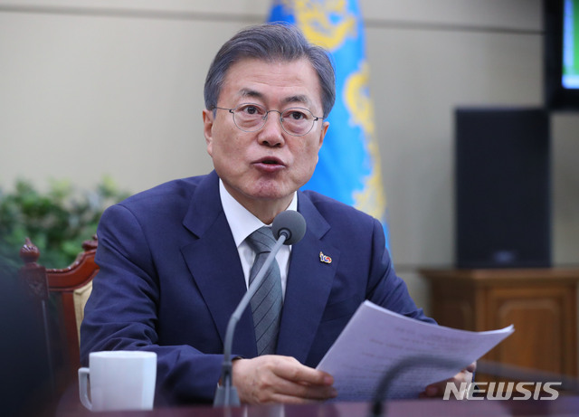 【서울=뉴시스】전신 기자 = 문재인 대통령이 18일 청와대 여민관에서 열린 수석보좌관회의를 주재하고 있다. 2019.02.18. photo1006@newsis.com