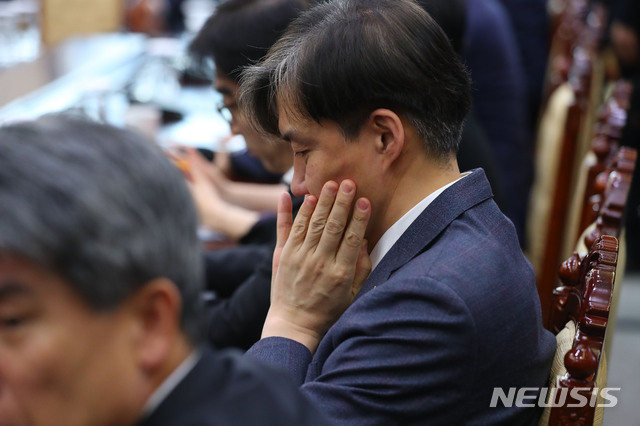 【서울=뉴시스】전신 기자 = 조국 민정수석이 18일 청와대 여민관에서 열린 수석보좌관회의에 참석해 회의 시작을 기다리고 있다. 2019.02.18.&nbsp; photo1006@newsis.com